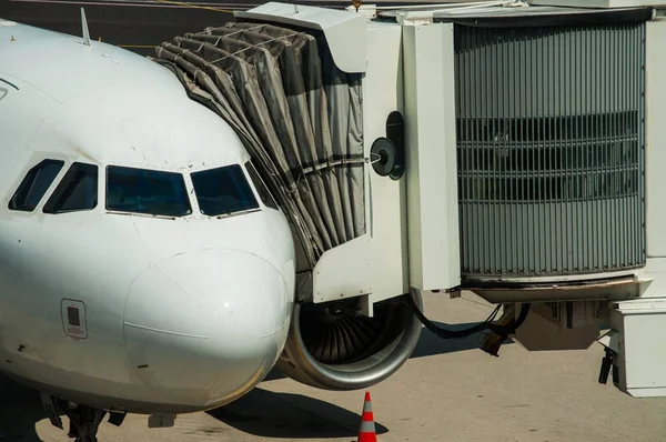 Zbliżenie Samolotu Przenośnymi Schodami Uchwyconymi Lotnisku — Zdjęcie stockowe