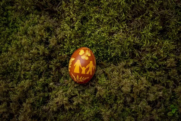 Çimlerin Üzerinde Bir Paskalya Yumurtası Üzerinde Aile Şekli Etiketi Var — Stok fotoğraf