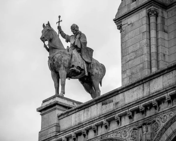 Grayscale Záběr Sochy Ludvíka Bazilika Svatého Srdce Paříže Francie — Stock fotografie