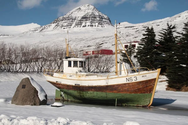 Viejo Barco Ruinas Campo Cubierto Nieve Con Colinas Árboles Fondo — Foto de Stock