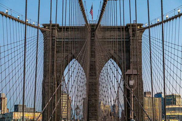 ニューヨークのブルックリン橋の低い角度で撮影された背景に青い空 — ストック写真