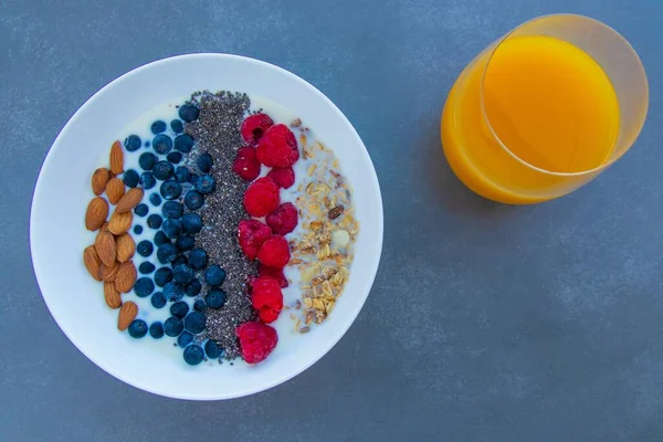 Blick Von Oben Auf Eine Frühstücksschale Mit Hafer Beeren Chiasamen — Stockfoto