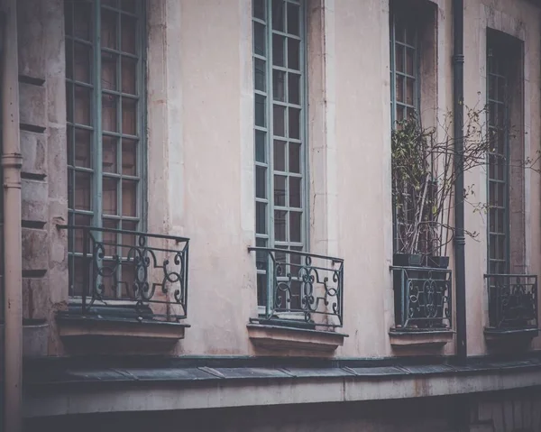 Die Balkone Eines Alten Wohnhauses Paris Frankreich Bei Tag — Stockfoto