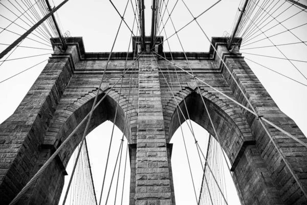 Skala Szarości Niskiego Kąta Ujęcia Brooklyn Bridge Nowym Jorku — Zdjęcie stockowe