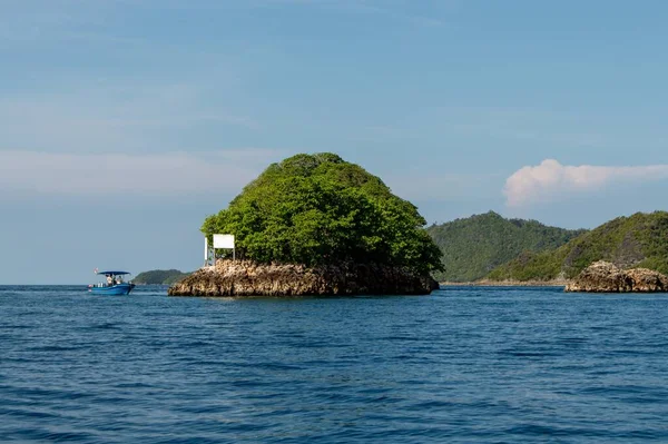 Ein Schöner Blick Auf Mikes Insel Inmitten Des Ozeans Aufgenommen — Stockfoto