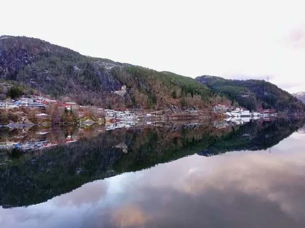Krásné Fjordy Poblíž Bergenu Norsko Odrazem Útesů Měst Pod Zataženou — Stock fotografie