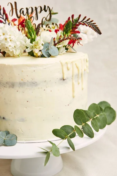 Eine Vertikale Aufnahme Eines Köstlichen Geburtstags Weiße Sahneblumen Auf Der — Stockfoto