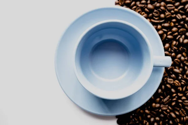 Eine Emty Weiße Kaffeetasse Mit Kaffeebohnen Und Weißem Hintergrund — Stockfoto