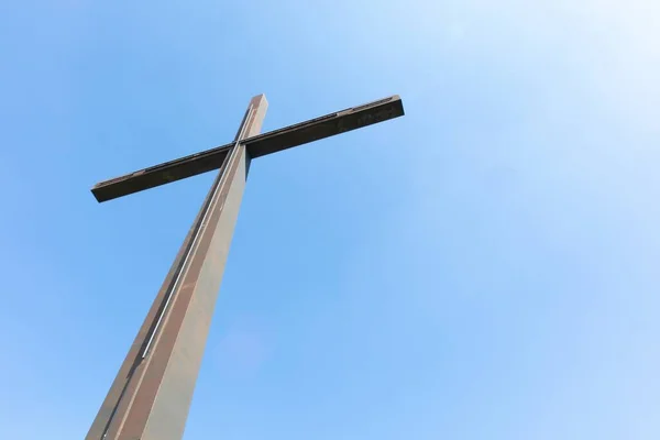 Ein Großes Metallkreuz Und Ein Klarer Himmel Das Konzept Der — Stockfoto