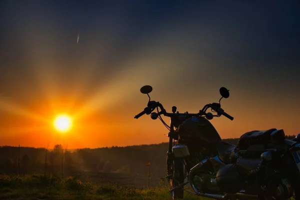 日落时摩托车在田里的迷人景象 — 图库照片
