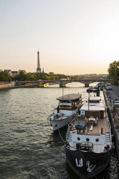 Paris Teki Eyfel Kulesinin Arka Planında Nehir Kenarındaki Bir Yatın — Stok fotoğraf