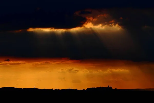 Fascinerande Bild Solljus Som Passerar Genom Mörka Tjocka Moln Perfekt — Stockfoto