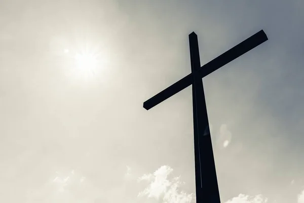 Una Grande Croce Metallo Cielo Limpido Concetto Religione — Foto Stock
