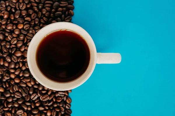 Primer Plano Una Taza Café Con Granos Café Sobre Fondo — Foto de Stock