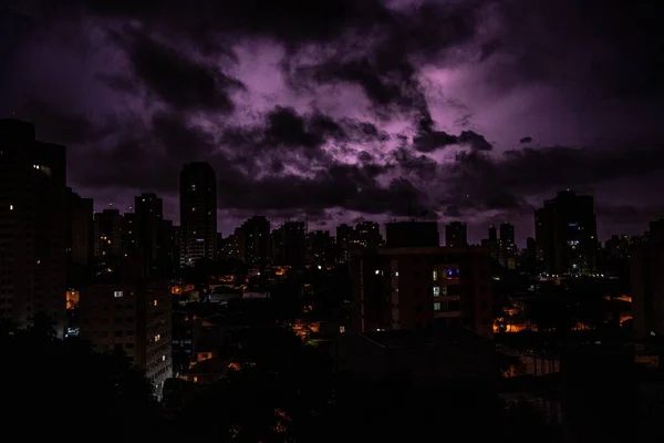 Дивовижний Знімок Міського Пейзажу Темних Хмарах Фоні Блискавки — стокове фото