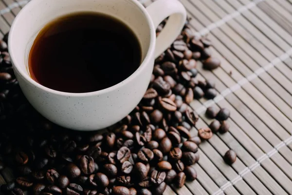 Primer Plano Una Taza Café Con Granos Café — Foto de Stock