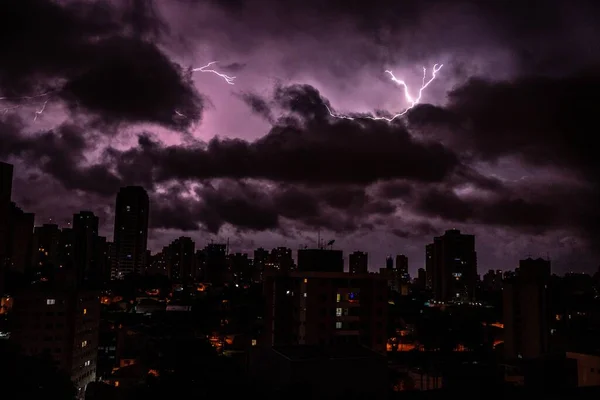 Incredibile Scatto Paesaggio Urbano Nuvole Scure Sfondo Fulmine — Foto Stock