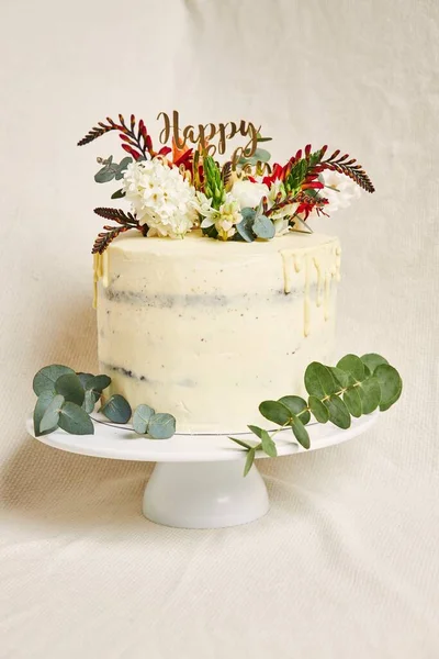 Eine Vertikale Aufnahme Eines Köstlichen Geburtstags Weiße Sahneblumen Auf Der — Stockfoto