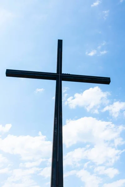 Sebuah Salib Logam Besar Dan Langit Yang Jelas Konsep Agama — Stok Foto