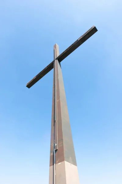 Uma Grande Cruz Metálica Céu Claro Conceito Religião — Fotografia de Stock