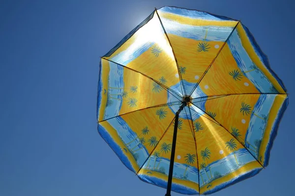 Plan Grand Angle Parapluie Jaune Avec Une Poignée Cassée Recouvrant — Photo