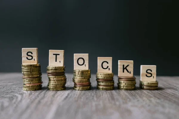 Palabra Stocks Monedas Decrecientes Concepto Para Caída Los Mercados Bursátiles — Foto de Stock