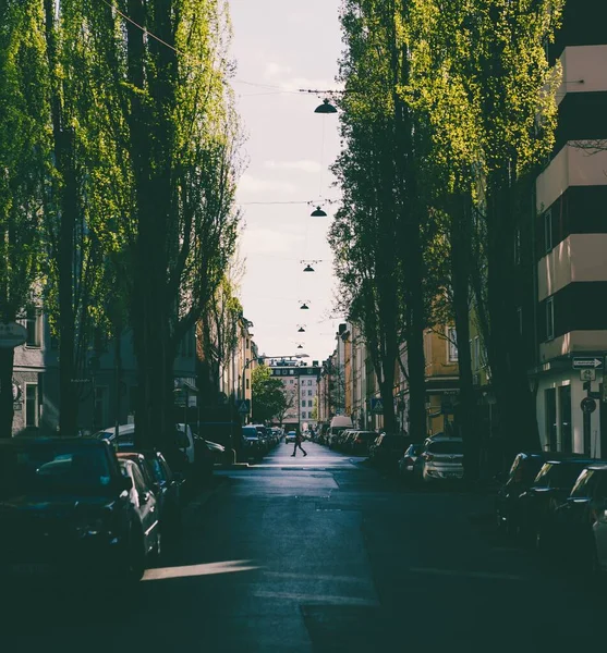 Munich Allemagne Avril 2020 Une Personne Traverse Rue Dans Quartier — Photo