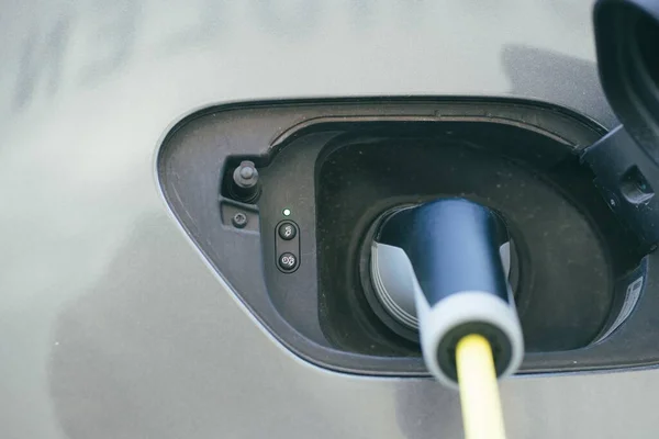 Yakıt Reklamı Için Mükemmel Yakıt Doldurulan Gri Bir Araba — Stok fotoğraf