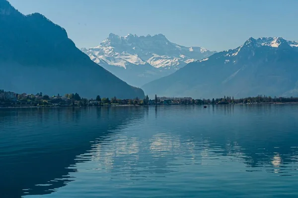 Sviçre Leman Gölü Nün Arka Planda Yüksek Dağlarla Güzel Bir — Stok fotoğraf