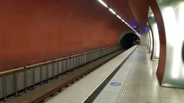 Tiro Estreito Trem Que Entra Uma Estação Marrom Vermelha Vazia — Fotografia de Stock