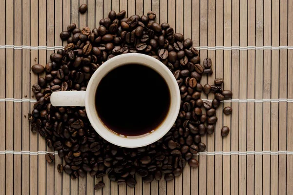 Nahaufnahme Einer Tasse Kaffee Mit Kaffeebohnen — Stockfoto