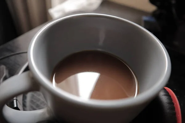 Eine Hochauflösende Aufnahme Einer Halbvollen Tasse Kaffee Auf Einem Schwarzen — Stockfoto