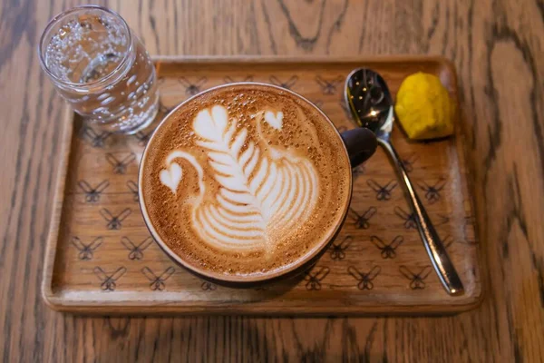 Närbild Selektiv Fokus Skott Ett Trä Bricka Med Ett Glas — Stockfoto