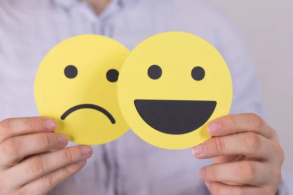 Mano Está Seleccionando Humor Feliz Sonriente Delante Una Habitación Vacía — Foto de Stock