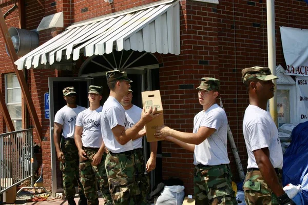 Biloxi United States Sep 2005 Air Force Personnel Unload Bottled — 图库照片