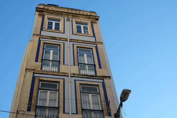 葡萄牙里斯本一幢高楼的低角照片 背景为蓝天 — 图库照片