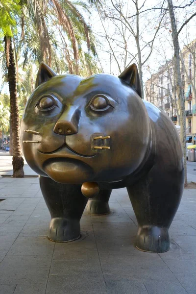 스페인 바르셀로나에 고양이 조각상의 놀라운 — 스톡 사진