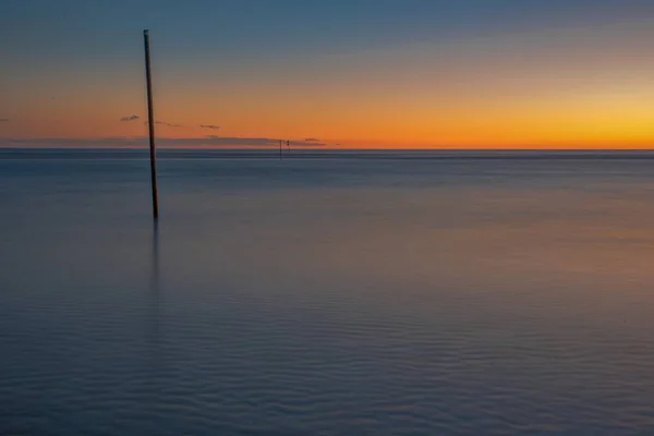 Eine Atemberaubende Aufnahme Einer Wunderschönen Meereslandschaft Vor Einem Wunderbaren Sonnenuntergang — Stockfoto