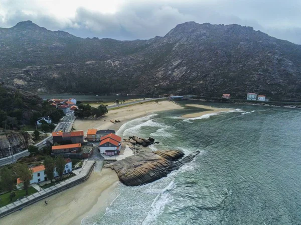 Ezaro Vila Com Praia Galiza Espanha Foto Drone — Fotografia de Stock