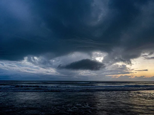 Uma Cena Misteriosa Dia Tempestuoso Oceano — Fotografia de Stock