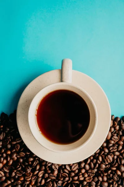 Primer Plano Una Taza Café Con Granos Café Sobre Fondo — Foto de Stock