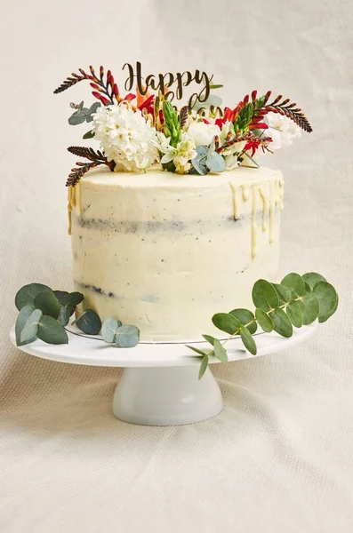 Eine Vertikale Aufnahme Eines Köstlichen Geburtstags Weiße Sahneblumen Auf Der — Stockfoto