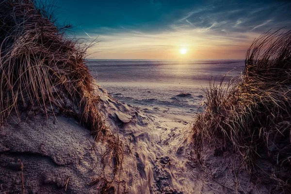 아름다운 석양을 배경으로 아름다운 해변의 숨막힐 — 스톡 사진