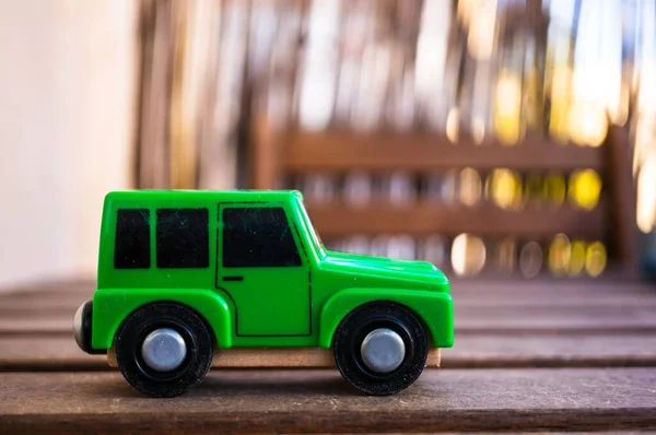 Foco Seletivo Close Tiro Carro Brinquedo Verde Colocado Uma Mesa — Fotografia de Stock