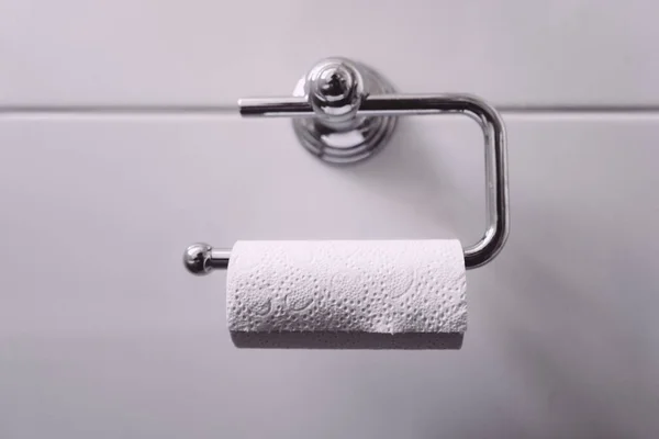 Eine Nahaufnahme Von Toilettenpapierhalter Mit Einer Halb Leeren Rolle Toilettenpapier — Stockfoto