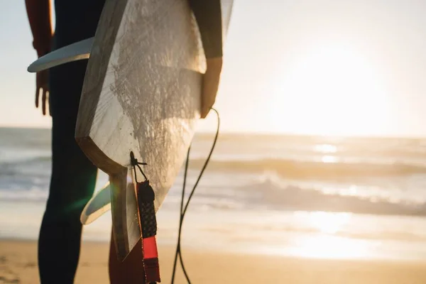 Primo Piano Una Persona Che Tiene Surf Spiaggia Portogallo — Foto Stock