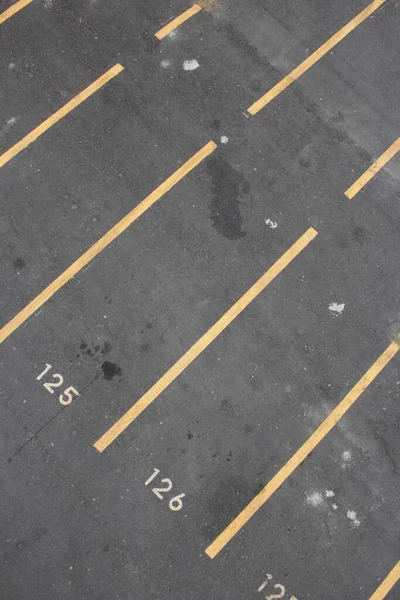 숫자와 노란색 라인이 주차장의 — 스톡 사진