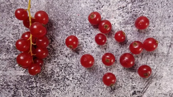 Крупный План Красной Смородины Мраморном Фоне — стоковое фото