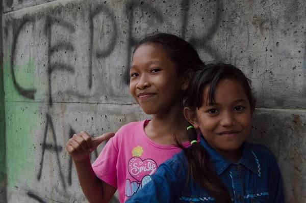 Labuan Bajo Indonesia Dec 2014 Indonesiska Barn Poserar Framför Kameran — Stockfoto