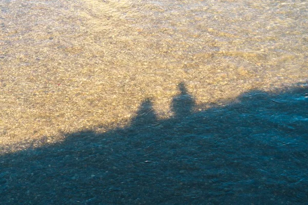 Silhouette Abstraite Ombre Deux Personnes Regardant Dans Une Rivière Depuis — Photo